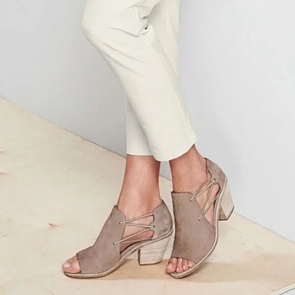 Eileen Fisher Nikki Peep Toe Sandals Block Heel Size 8.5 Beige New - Picture 1 of 7